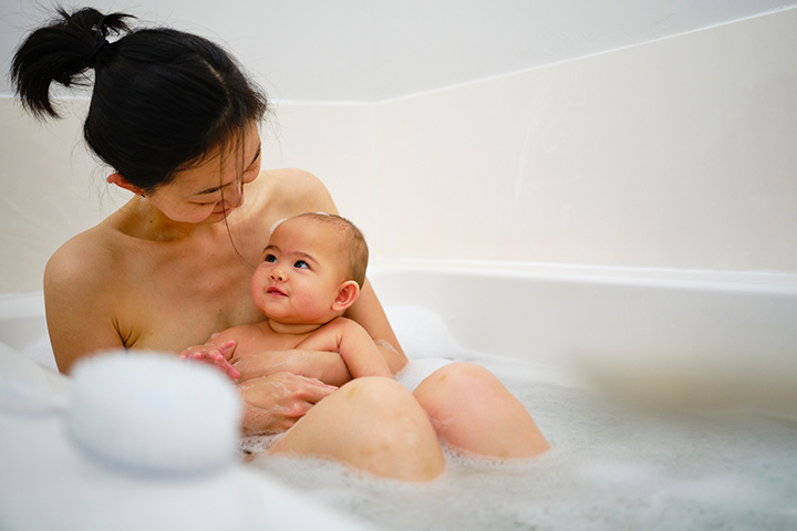 Японские мамы в ванной. Newborn in Bubble Bath.