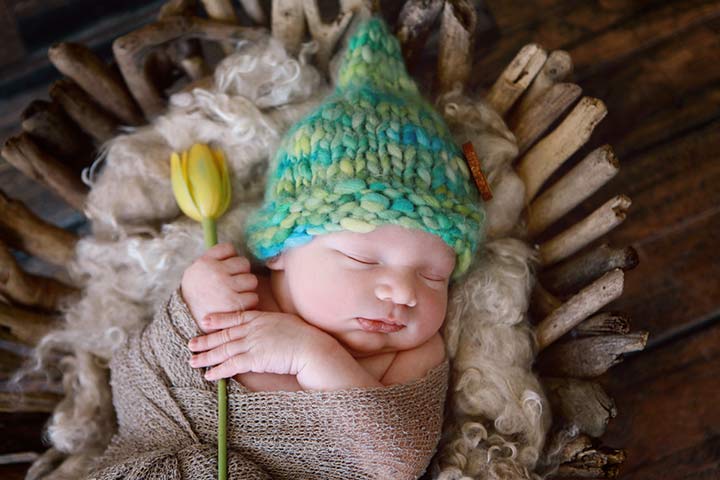 Cute natural pose, newborn photo ideas
