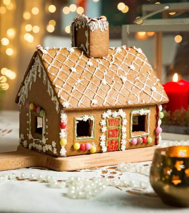 10 Ways To Make The Perfect DIY Gingerbread House