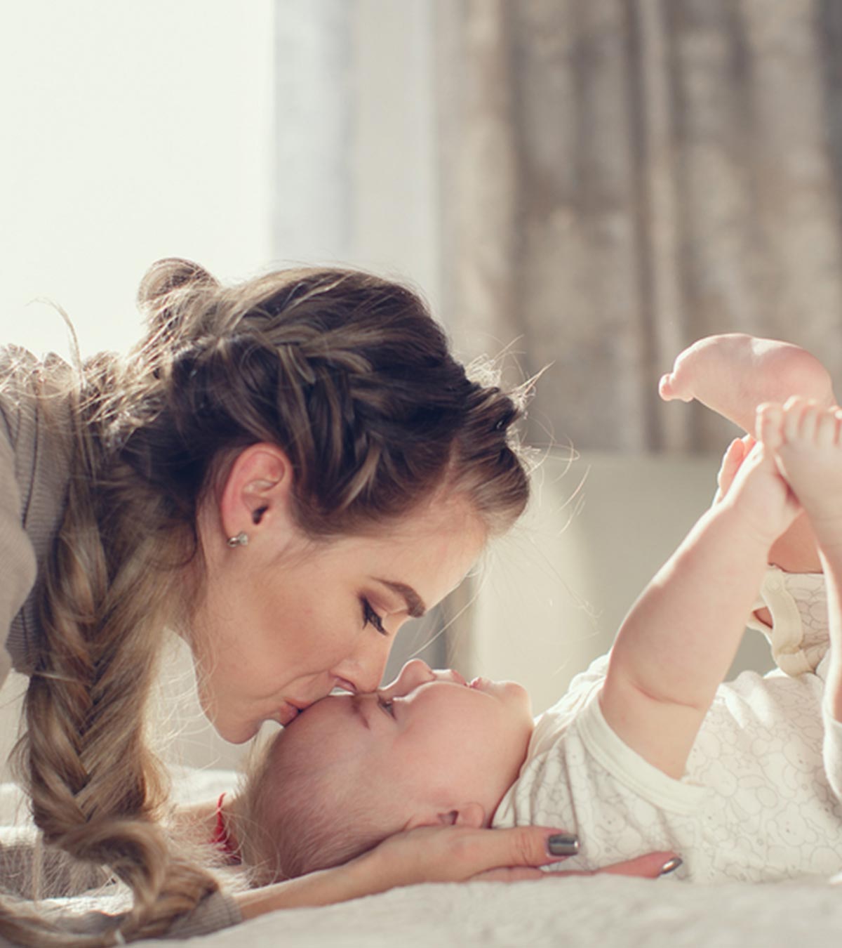 5 Actually Helpful Ways To Support A New Mom (And 3 Things NOT To Do)