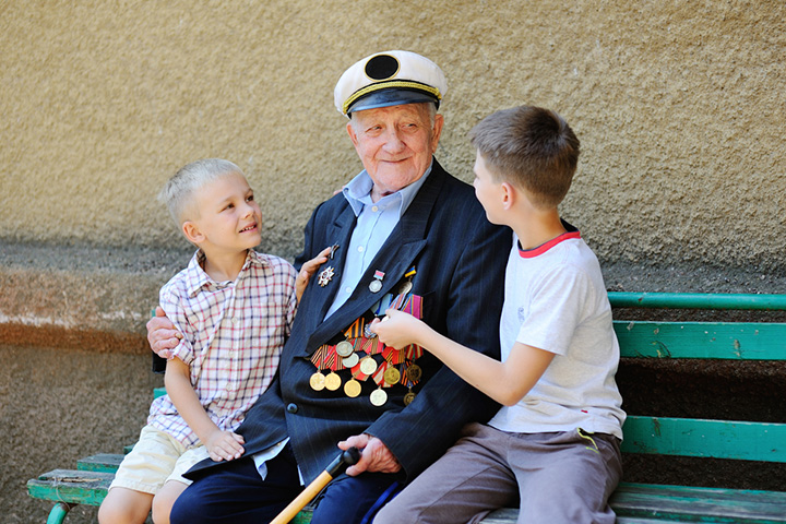 A war veteran sharing is war memories with his grandchildren 