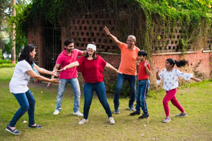 Aankh micholi, traditional Indian game for kids