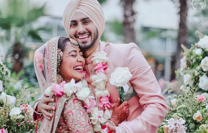Baby Bump Spotted Neha Kakkar Shares Picture With Her Husband Rohanpreet Singh And Leaves Fans Brimming 1