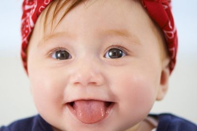 婴儿咀嚼舌头：他们为什么这样做以及该怎么做