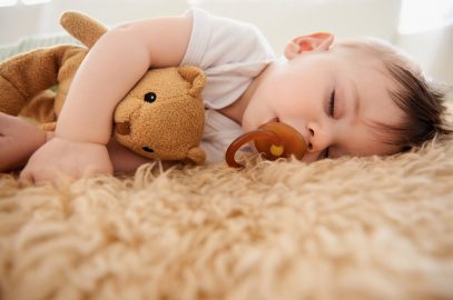 婴儿在地板上睡觉：安全，福利和预防措施
