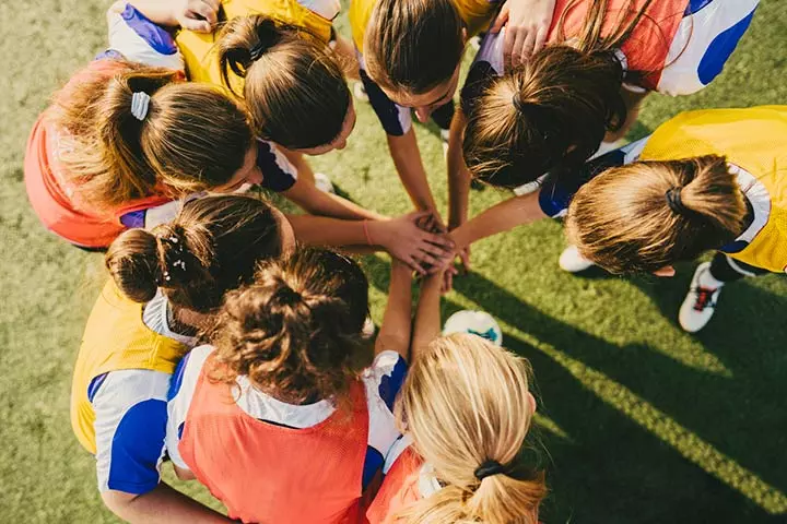 Majority wins hand game for kids