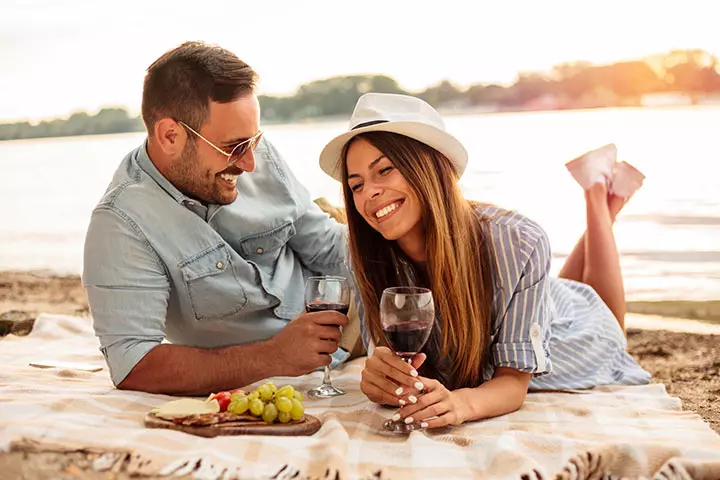 A beach picnic couple photo pose ideas