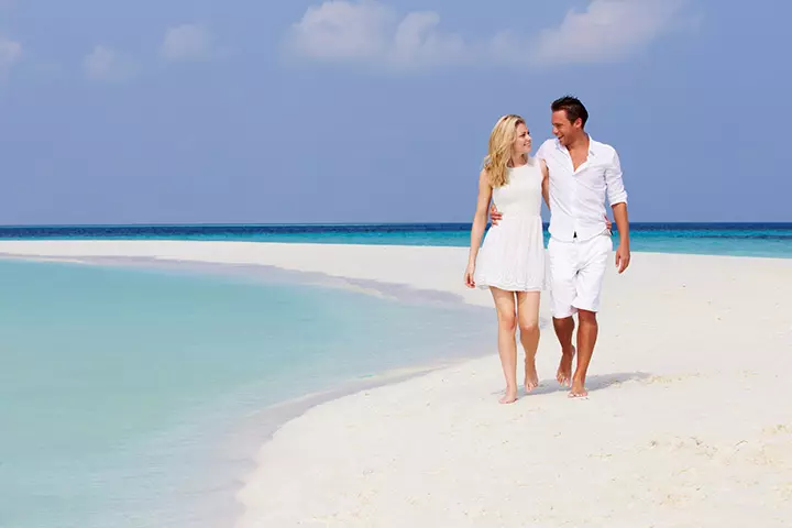 A walk on the beach couple photo pose ideas