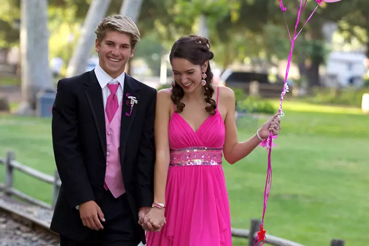 A walk with balloons couple photo pose ideas