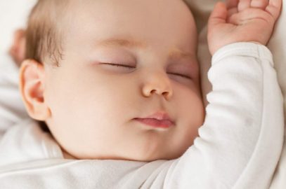 婴儿在睡眠中抽搐：这是正常的，原因和关注点吗