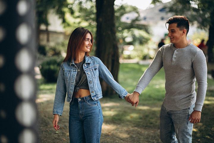 10 Easy, Romantic & Fun Poses for Your Engagement Photos