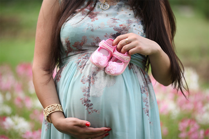 Click photos of her with her baby bump and create memories forever.