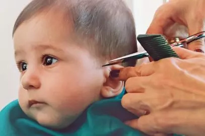 婴儿的第一个发型：逐步的过程，使其变得简单