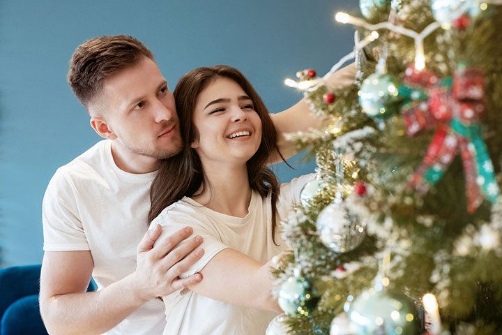 Decorate the Christmas tree together couple photo pose ideas