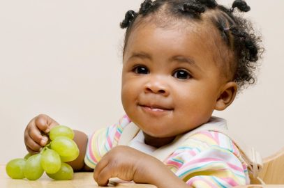 婴儿的葡萄：合适的年龄，如何削减，福利和食谱