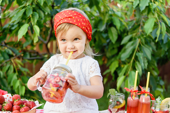 Homemade fruit juices will help kids stay hydrated
