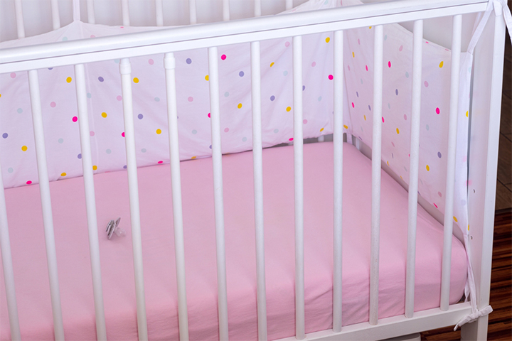 Keep the sleeping area free of toys, soft objects, and loose bedding.