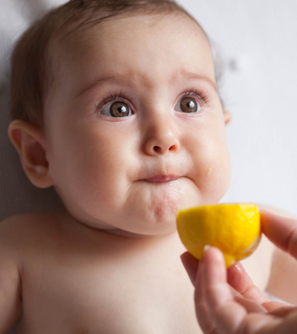 बच्चों को नींबू देना कब शुरू करें, फायदे व नुकसान | Lemon For Babies In Hindi