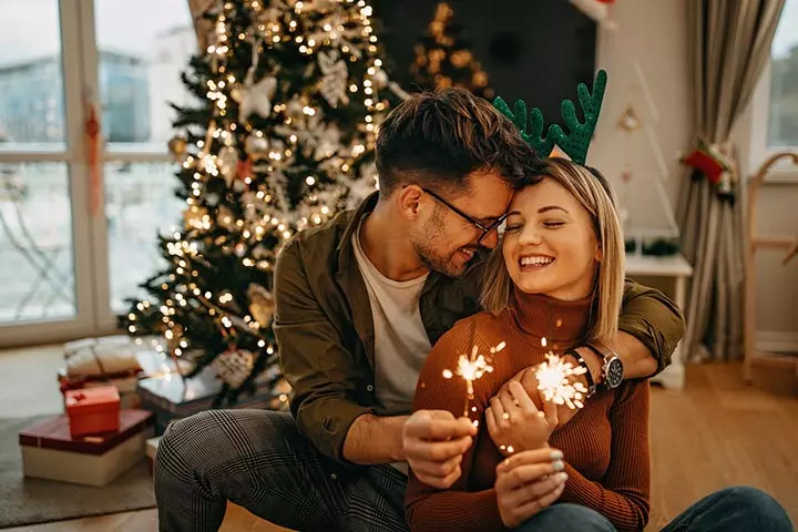 Light the sparkler together couple photo pose ideas