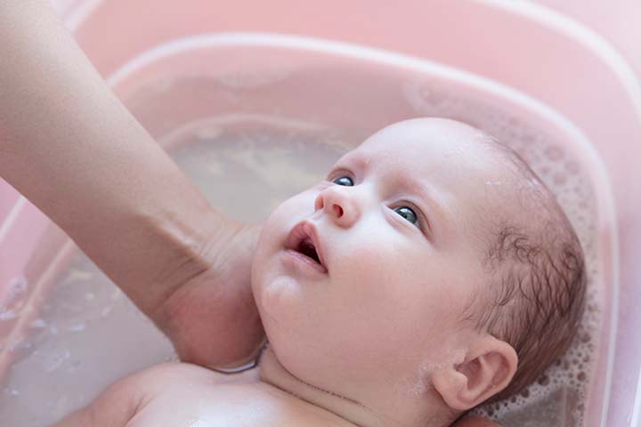 How To Give Oatmeal Bath To Baby : Oatmeal Bath For Babies How To And Benefits For Eczema Diaper Rash - Click here to learn how to make oatmeal baths at home and their benefits.