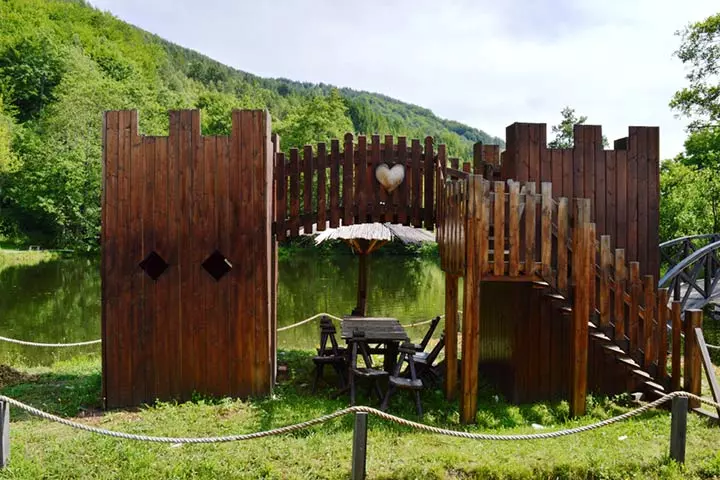 Outdoor wooden fort ideas for kids