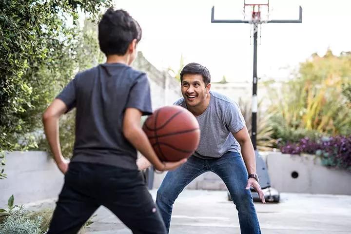 Passing basketball game for kids