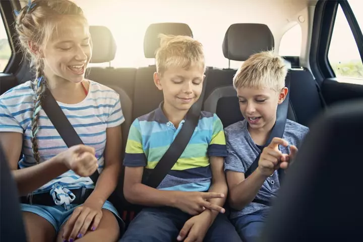The famous rock, paper, scissors game for 4-year-olds