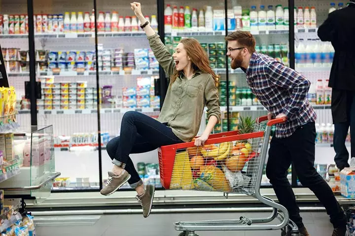 Shopping fun couple photo pose ideas