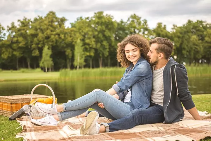 Sit close to each other couple photo pose ideas