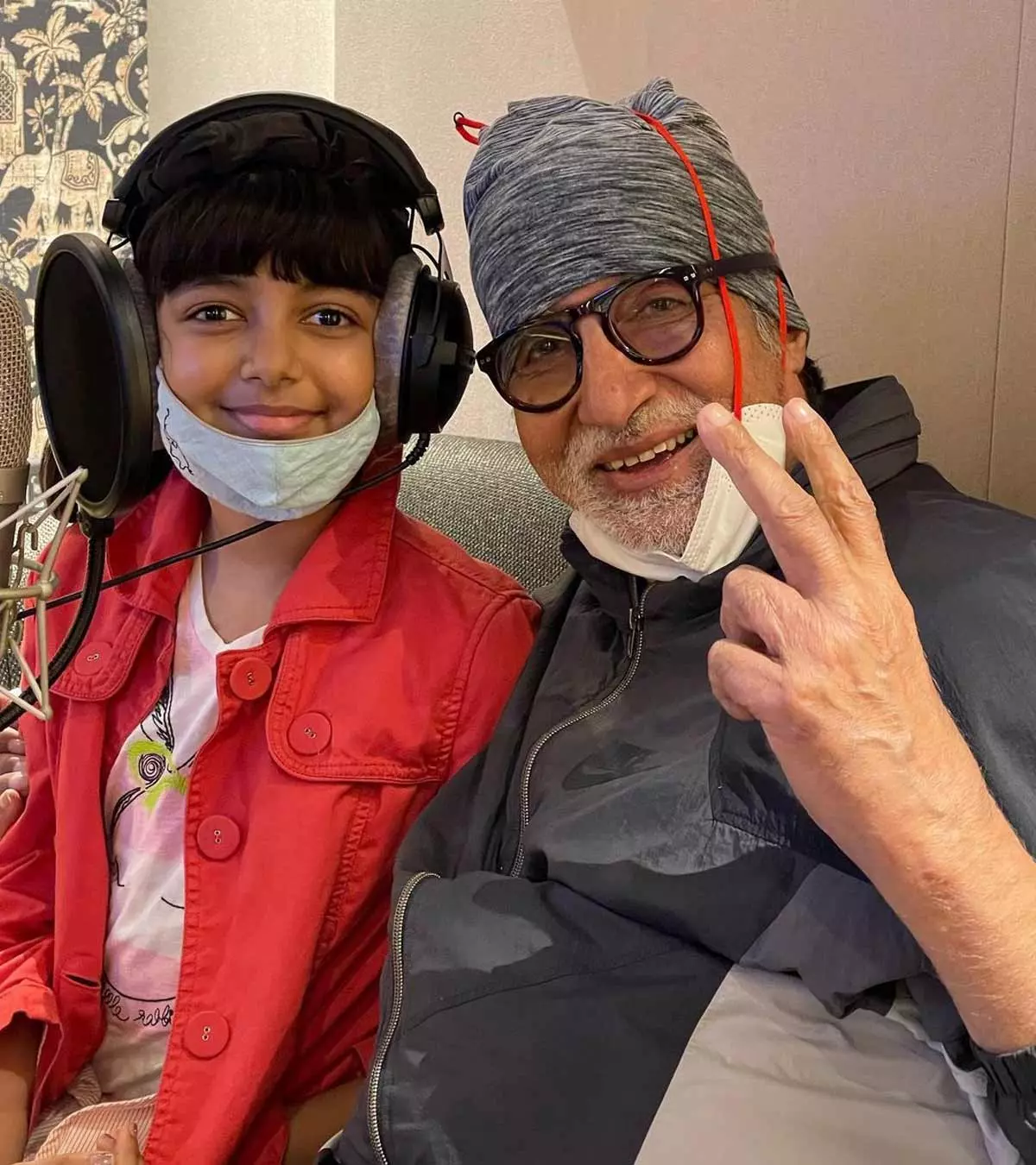 Somethings Cooking Amitabh Bachchan Shares Picture With Granddaughter Aaradhya 