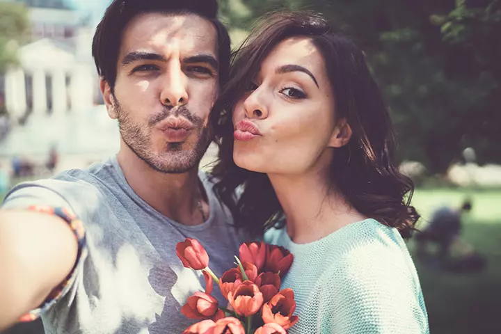 The irresistible pout couple photo pose ideas