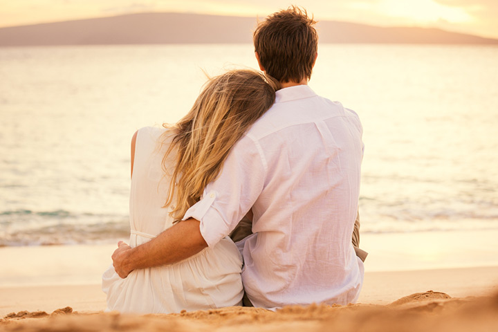 Watch the sunset at the beach couple photo pose ideas
