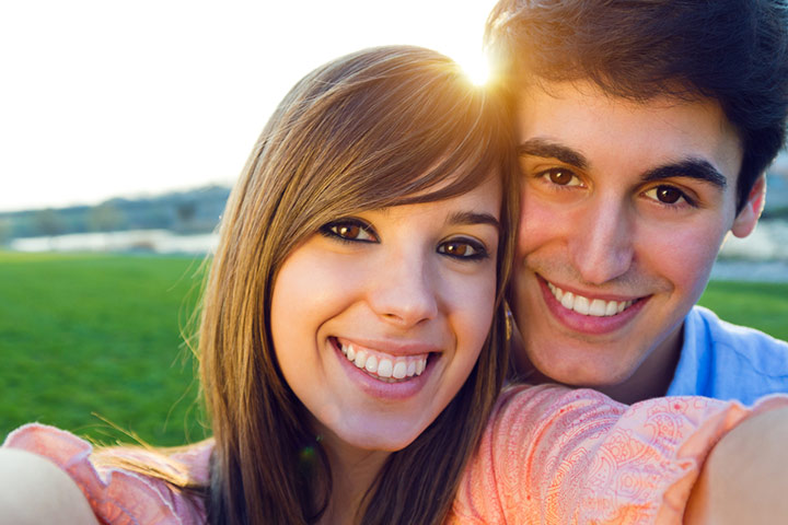 Wide smile with a scenic backdrop couple photo pose ideas