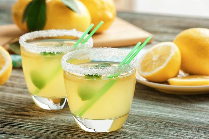 glasses-lemon-juice-on-wooden-table