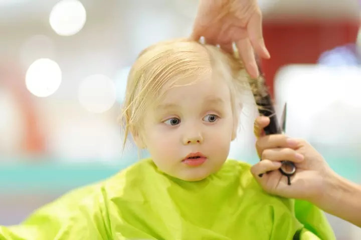 Tie a towel on the neck before haircut