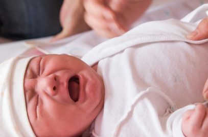 处理睡觉时哭泣的婴儿的8个技巧
