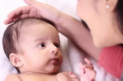 शिशुओं को हिचकी आने के 6 कारण व रोकने के उपाय | Baccho Ki Hichki Rokne Ke Upay  