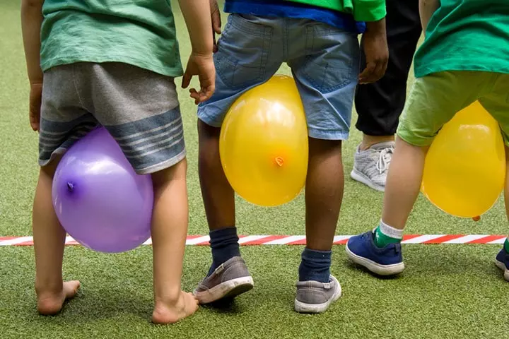 Balloon knees race for games for family reunions