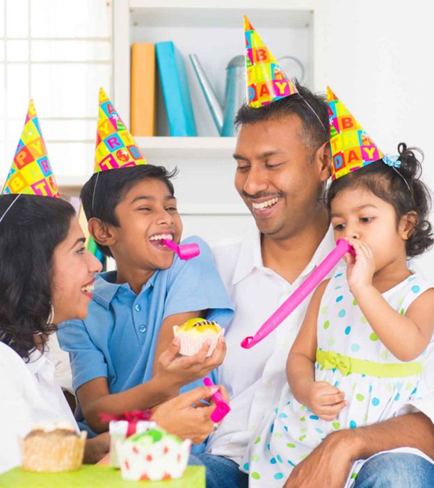 पापा के लिए जन्मदिन की 100+ शुभकामनाएं व बधाई संदेश |  Birthday Wishes, Status And Shayari For Father In Hindi