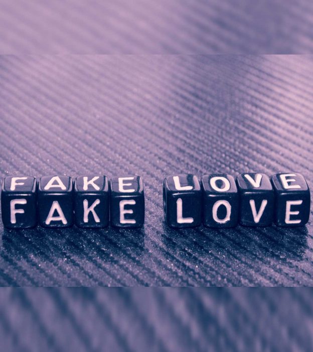 100+ झूठे प्यार पर शायरी, कोट्स व स्टेटस | Fake Relationship Quotes, Status And Shayari In Hindi