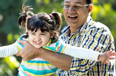 100+ पिता और पुत्री के रिश्ते पर कोट्स, शायरी व स्टेटस | Father Daughter Love Quotes, Status And Shayari In Hindi