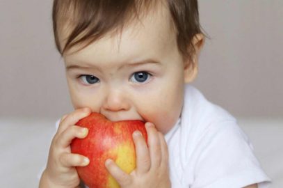 शिशु के लिए सेब के स्वास्थ्य लाभ व आसान रेसिपीज | Apple For Babies In Hindi