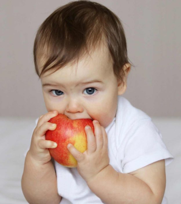 शिशु के लिए सेब के स्वास्थ्य लाभ व आसान रेसिपीज | Apple For Babies In Hindi