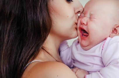 स्तनपान के दौरान शिशु के रोने के 20 प्रमुख कारण | Baby Crying During Breastfeeding In Hindi