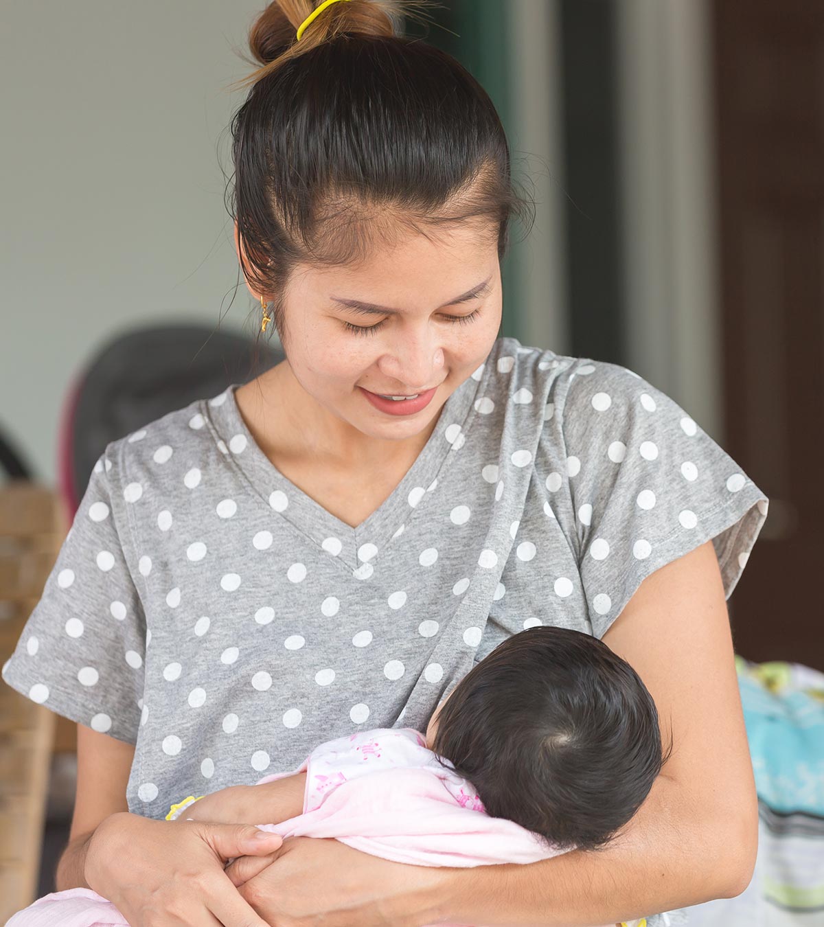 बच्चे को दूध पीते समय पसीना आना: कारण व कम करने के उपाय | Baby Sweating During Breastfeeding In Hindi