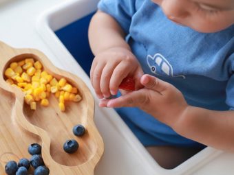 बच्चों के लिए फिंगर फूड्स : कब से देना शुरू करें, फायदे व रेसिपीज | Finger Foods For Babies In Hindi