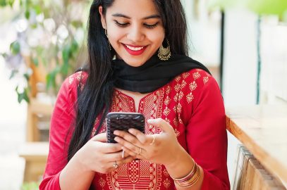 100+ सुंदर लड़कियों की तारीफ के लिए कोट्स, स्टेटस व शायरी | Quotes, Status And Shayari For Beautiful/Pretty Girl In Hindi