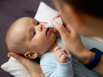 शिशु की बंद नाक के लिए नेजल ड्रॉप्स/स्प्रे: उपयोग का सही तरीका, फायदे व साइड-इफेक्ट्स | Baby Saline Nose Drops In Hindi