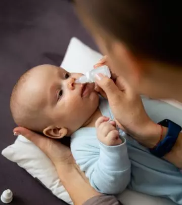 शिशु की बंद नाक के लिए नेजल ड्रॉप्स/स्प्रे: उपयोग का सही तरीका, फायदे व साइड-इफेक्ट्स | Baby Saline Nose Drops In Hindi