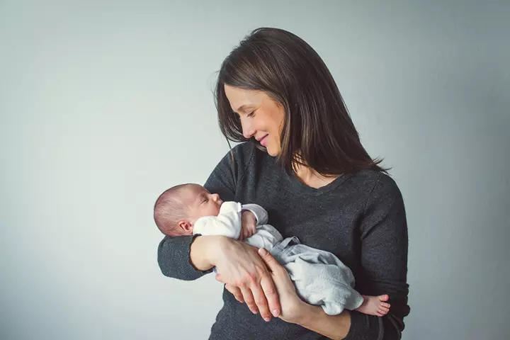 How to hold a baby in cradle hold position